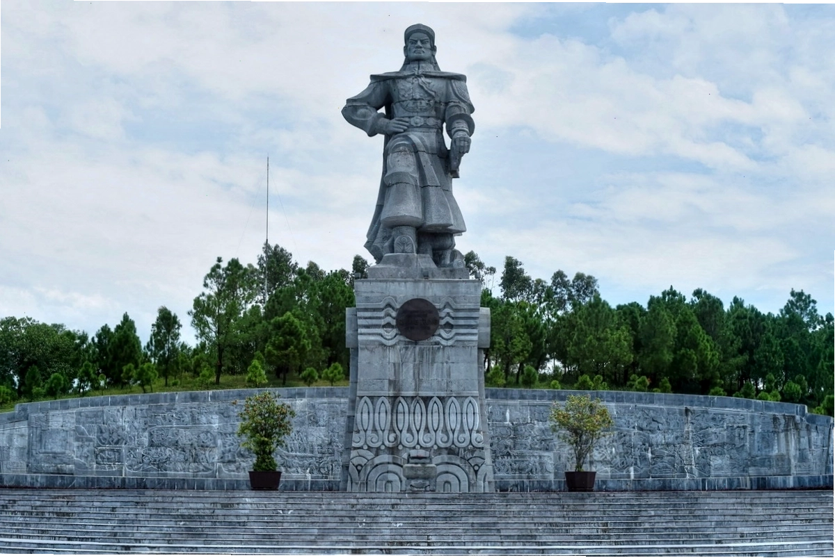 Tượng đài Vua Quang Trung uy nghiêm tại Núi Bân