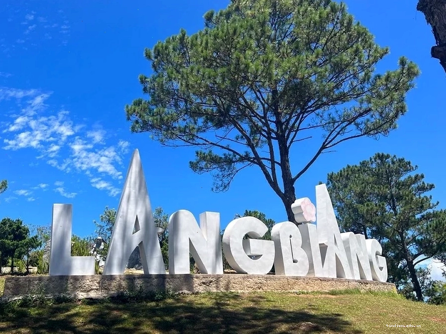 Tượng đôi tình nhân Langbiang tượng trưng cho câu chuyện tình yêu huyền thoại
