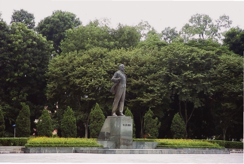 Tượng Lê Nin trong công viên Lê Nin
