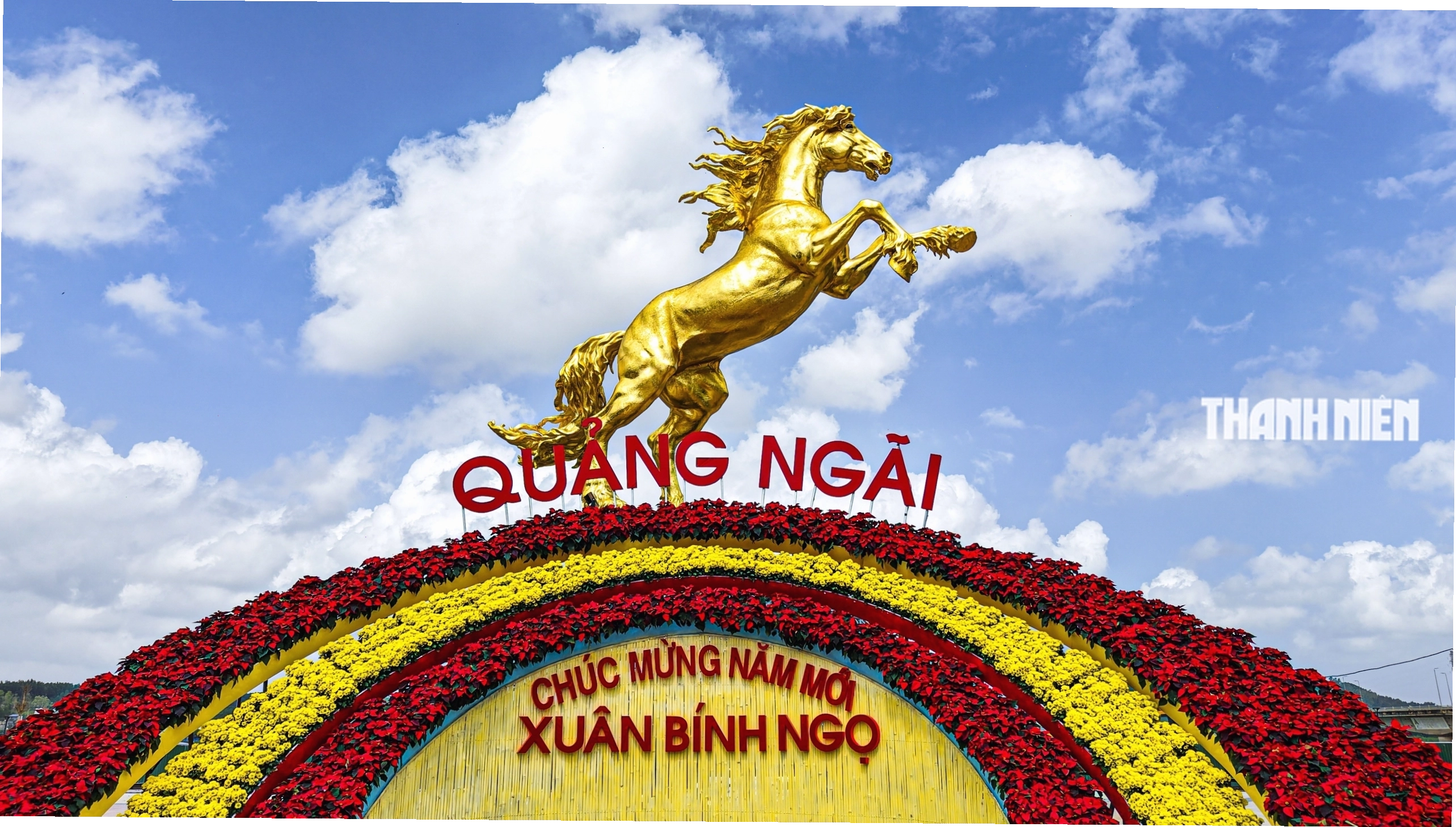 Tượng ngựa vàng - Linh vật nổi bật tại Công viên Bà Tơ dịp Tết Bính Ngọ 2026