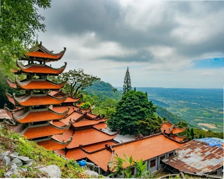 Tượng Phật nhập niết bàn trên núi Tà Cú