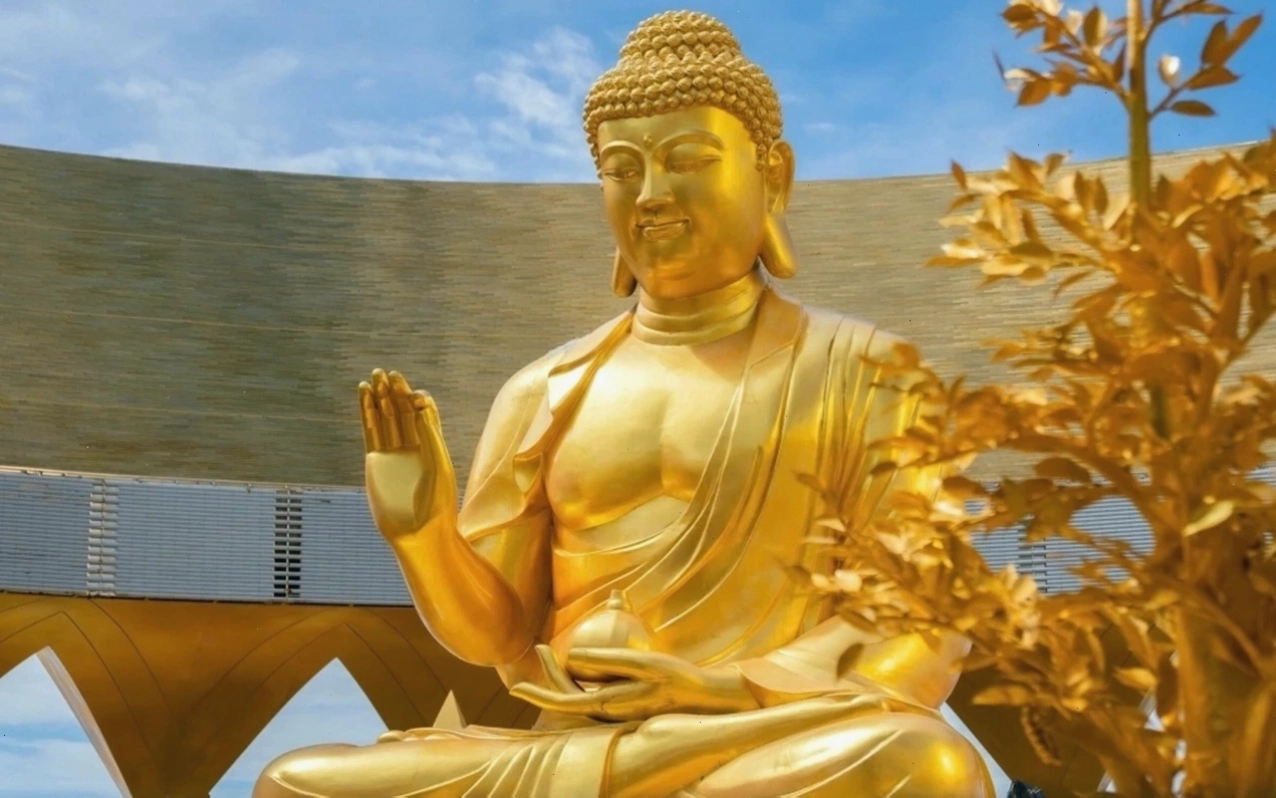 Tượng Phật Tây Phương A Di Đà uy nghi trên đỉnh Núi Bà Đen