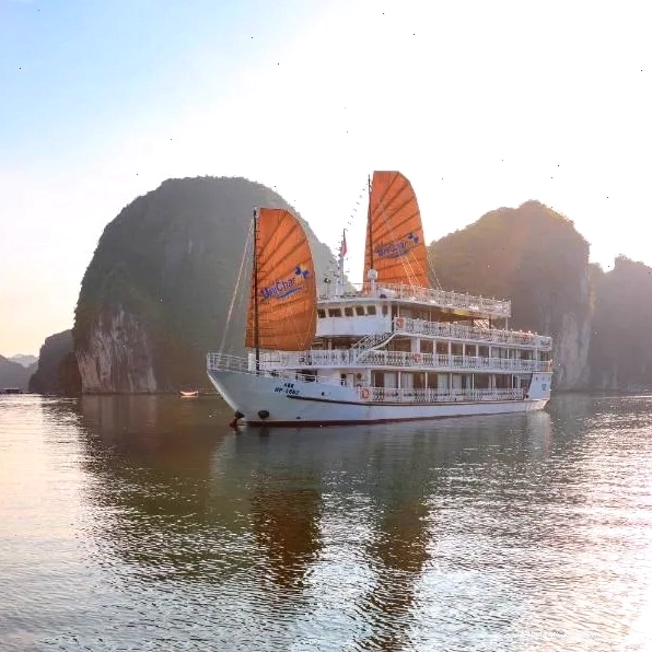 UniCharm Cruise, một lựa chọn du thuyền 4 sao sang trọng tại Hạ Long