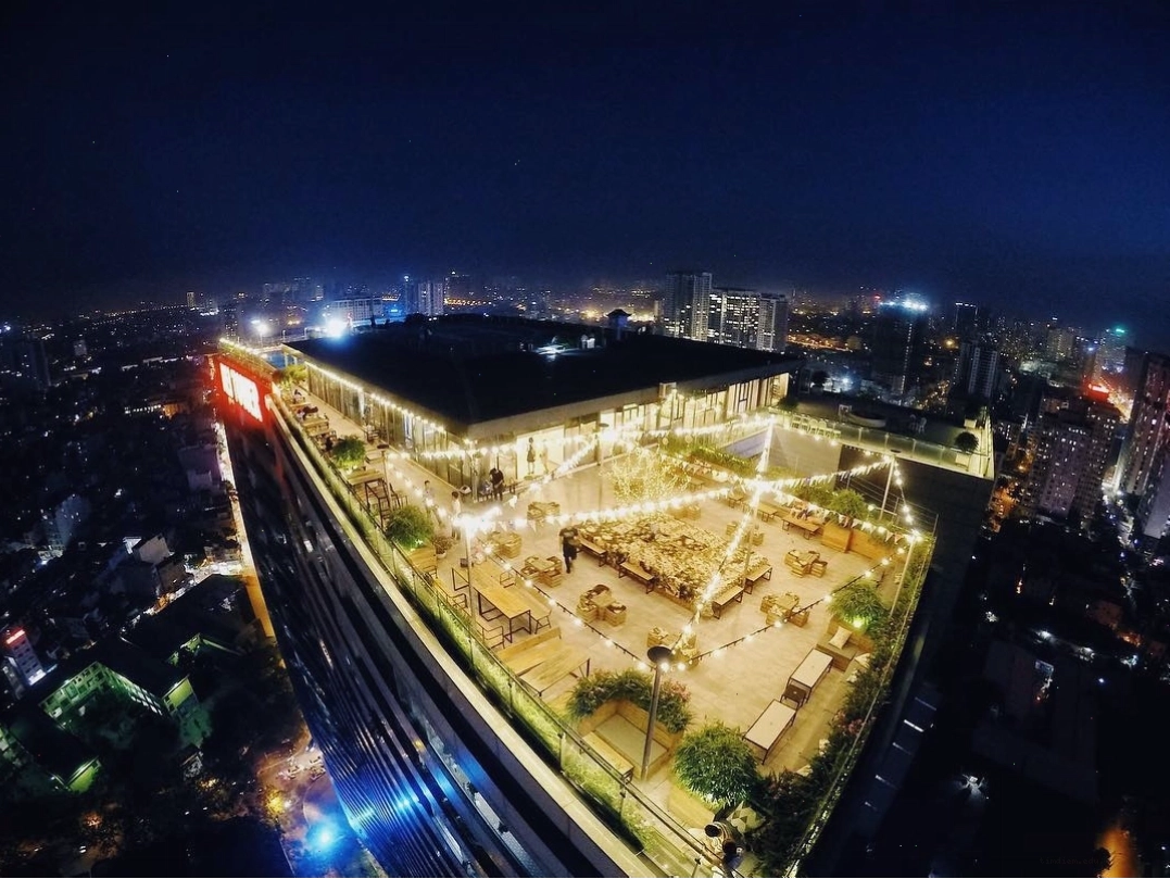Uptown Terrace với không gian ban công thoáng đãng và view Hồ Tây