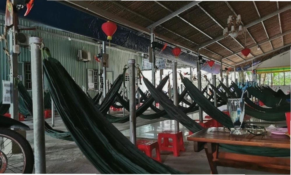 Vào buổi trưa, quán là địa điểm được nhiều người lựa chọn để nghỉ ngơi, chợp mắt trong chốc lát