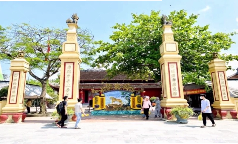Vẻ đẹp cổ kính và linh thiêng của Đền Ông Hoàng Mười