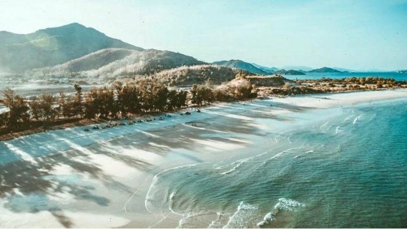 Vẻ đẹp hoang sơ của biển Bình Hưng, được ví như Maldives Việt Nam