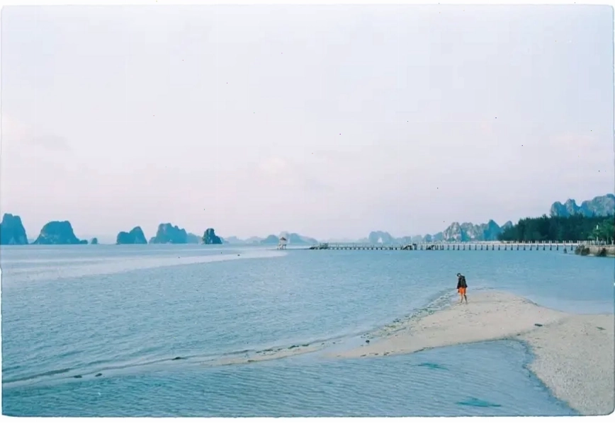 Vẻ đẹp hoang sơ của biển Vân Đồn