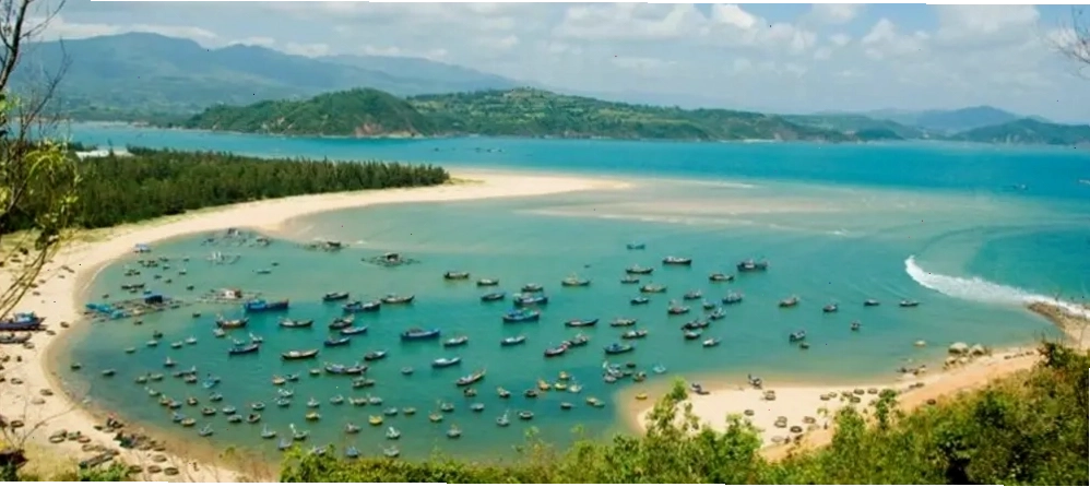 Vẻ đẹp hoang sơ của Biển Vịnh Hòa, một trong các điểm du lịch ở Phú Yên