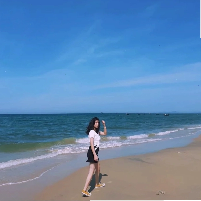 Vẻ đẹp hoang sơ của biển Vinh Thanh Huế với cát trắng và nước biển trong xanh