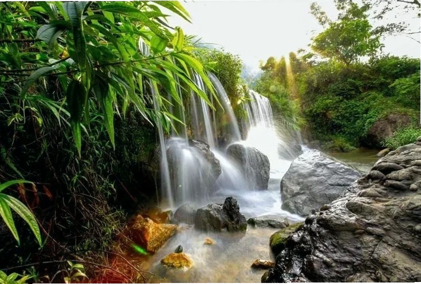 Vẻ đẹp hoang sơ của Suối Cái Ba Vì với dòng nước trong xanh chảy qua ghềnh đá
