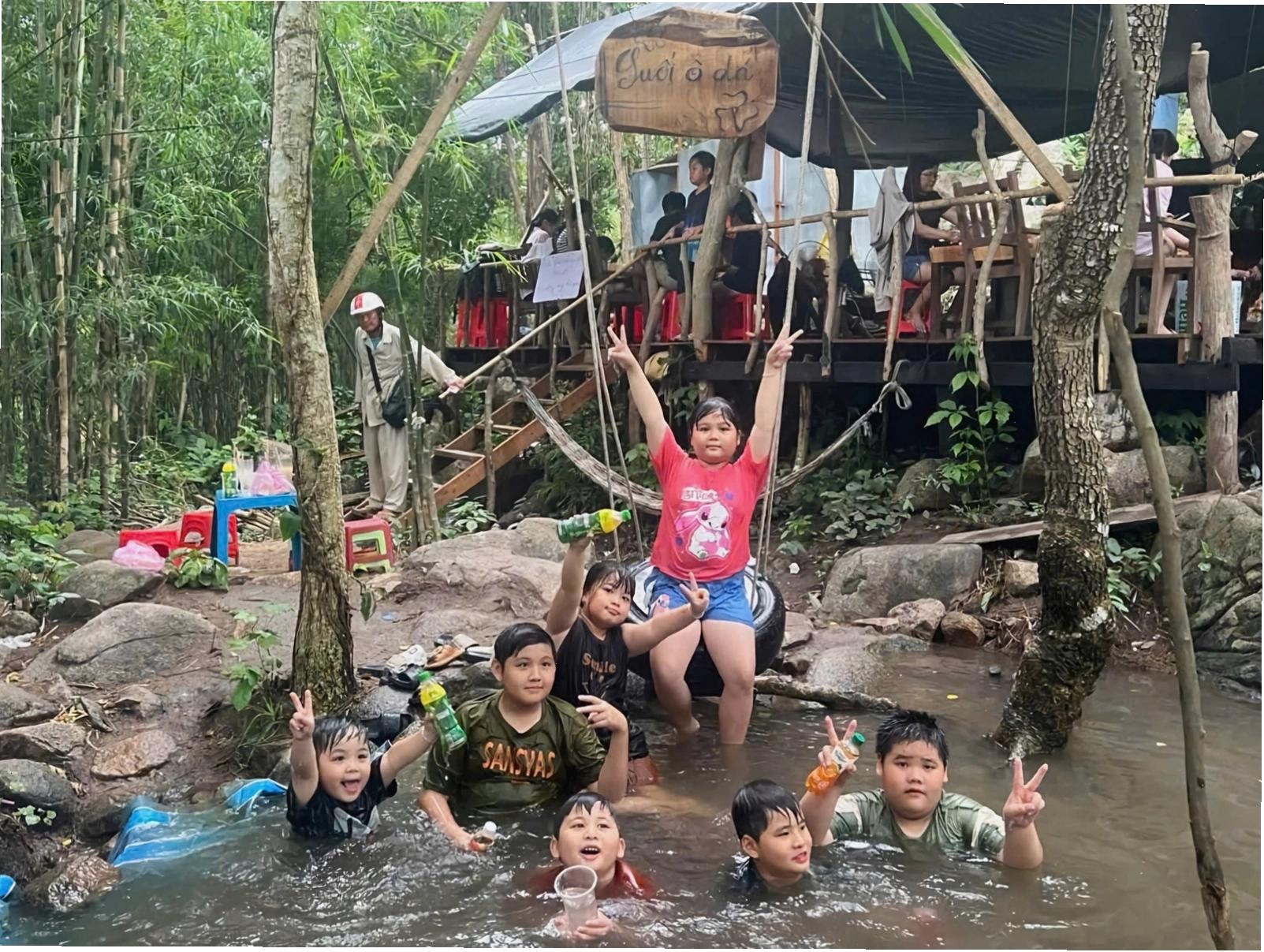 Vẻ đẹp hoang sơ của Suối Ô Đá An Giang với dòng nước trong veo chảy qua ghềnh đá