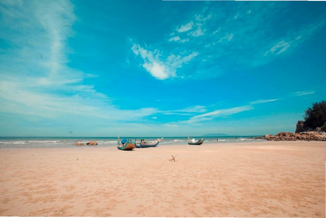 Vẻ đẹp hoang sơ mộc mạc của Biển Hải Hòa Thanh Hóa