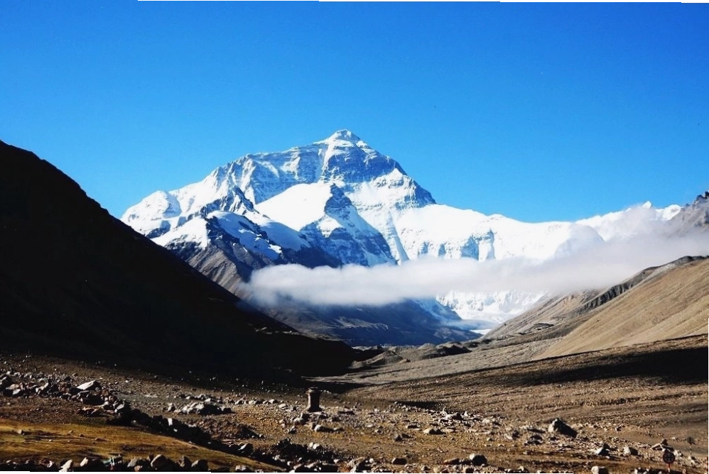 Vẻ đẹp hùng vĩ của đỉnh Everest dưới ánh nắng ban mai