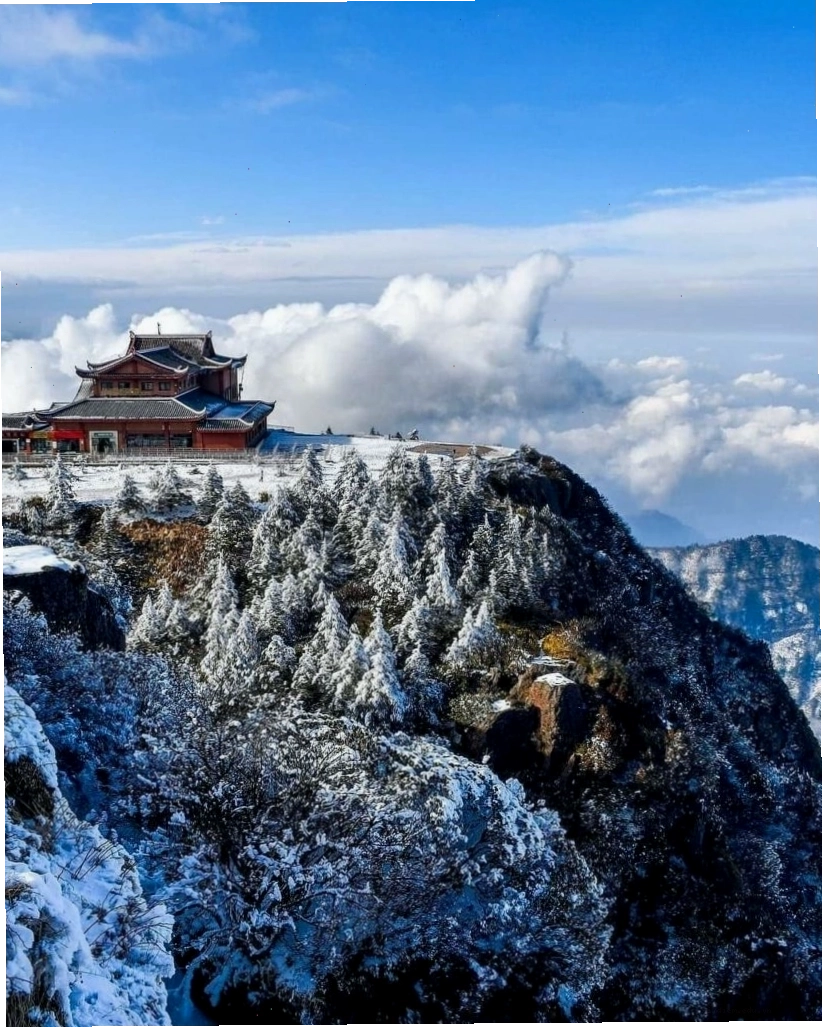 Vẻ đẹp hùng vĩ của núi Nga Mi với mây trời bao phủ