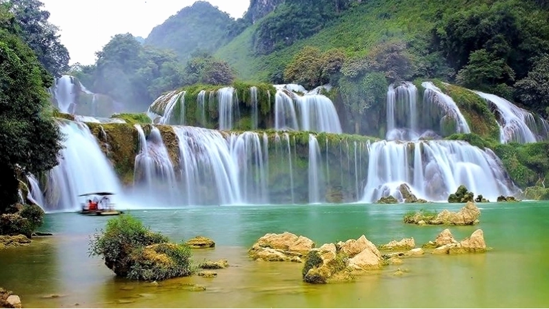 Vẻ đẹp hùng vĩ của Thác Bản Giốc nhìn từ xa