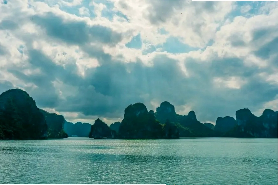 Vẻ đẹp hùng vĩ của Vịnh Hạ Long với hàng nghìn đảo đá vôi