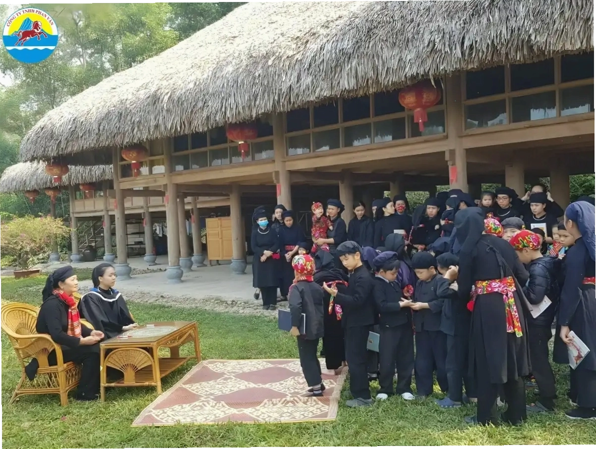 Vẻ đẹp kỳ vĩ của Hang Phượng Hoàng và Suối Tiên