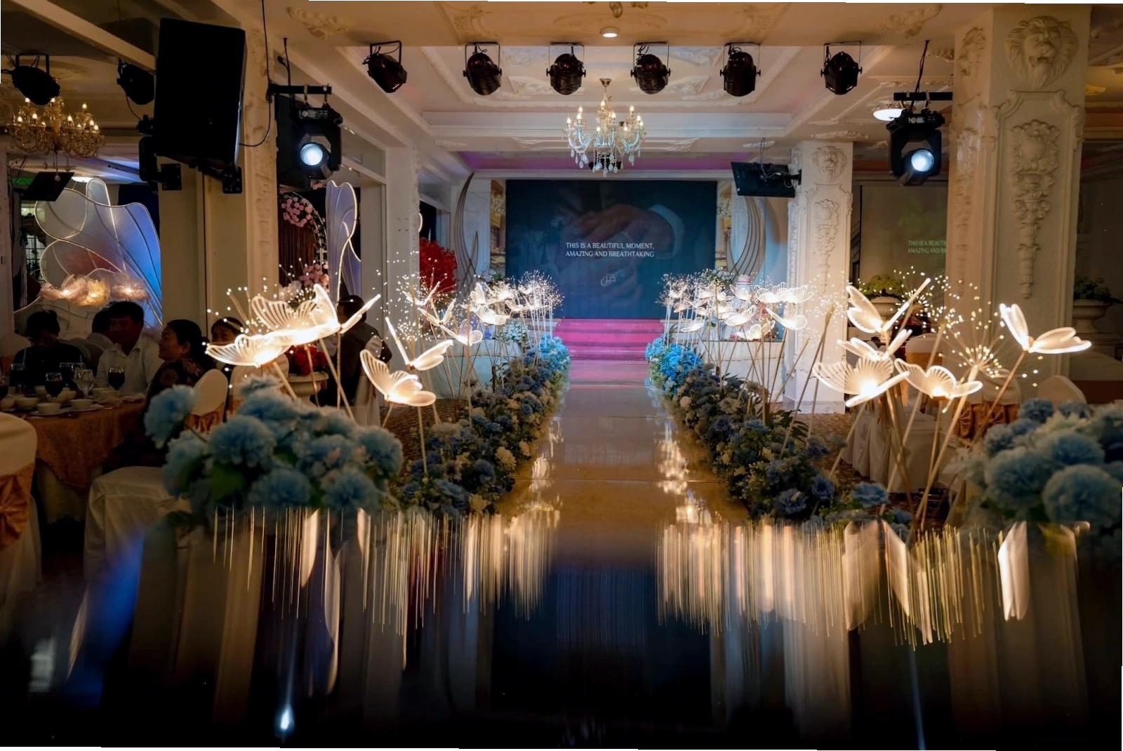 Vẻ đẹp lãng mạn của sân khấu tiệc cưới La Rose Palace