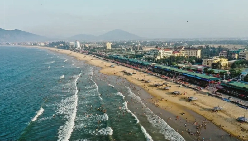 Vẻ đẹp nên thơ của biển Thiên Cầm Hà Tĩnh với bãi cát trắng trải dài và làn nước xanh biếc