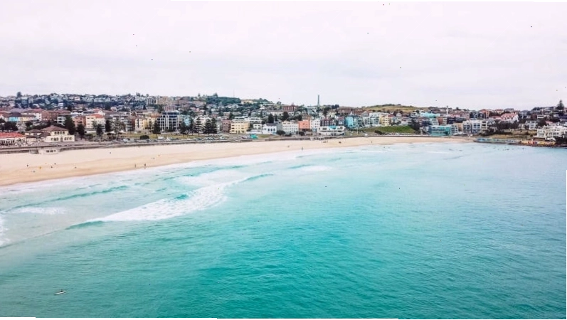 Vẻ đẹp nước biển trong xanh tại bãi biển Bondi Sydney