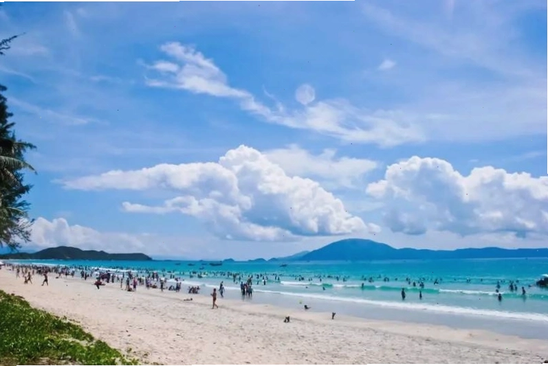 Vẻ đẹp thơ mộng của Biển Cửa Lò với bãi cát trắng và nước biển xanh trong