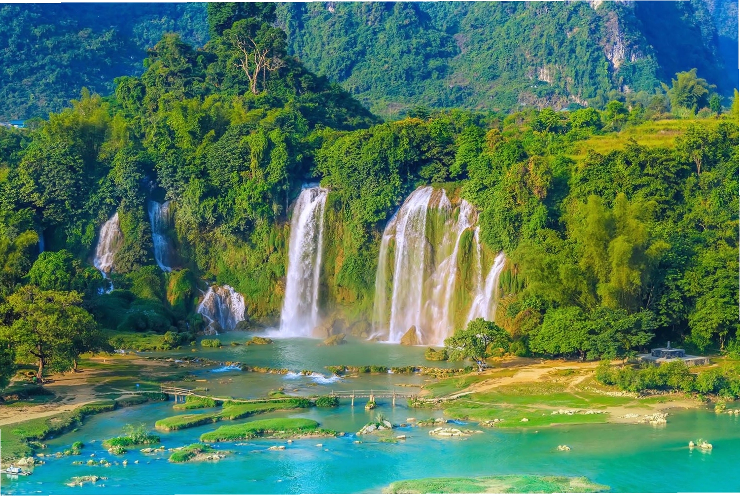 Vẻ đẹp thơ mộng của Thác Bản Giốc khi dòng nước chảy qua các mô đất