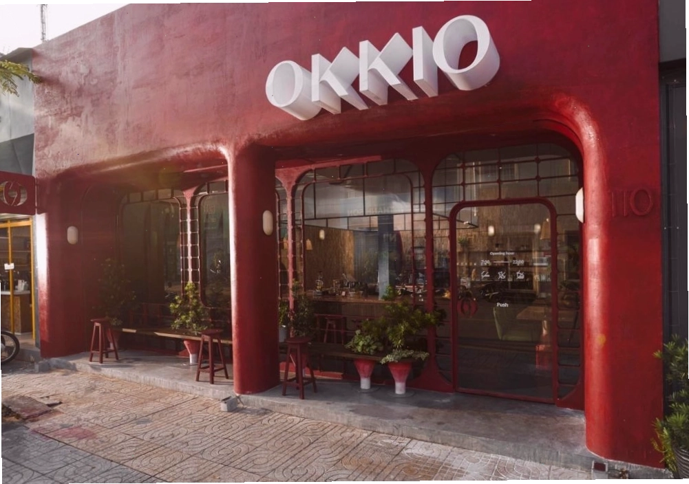 Vẻ ngoài bắt mắt của OKKIO Cafe với tone màu đỏ nổi bật