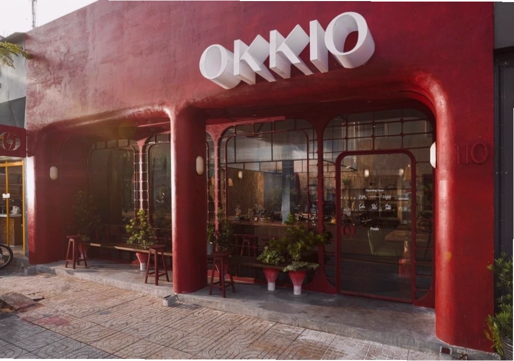 Vẻ ngoài bắt mắt với màu đỏ nổi bật của OKKIO Cafe