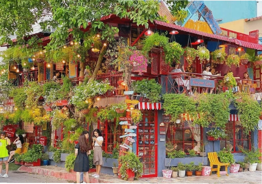 Vẻ ngoài đậm chất Pháp của Bonjour Cafe The Art với sắc đỏ nổi bật