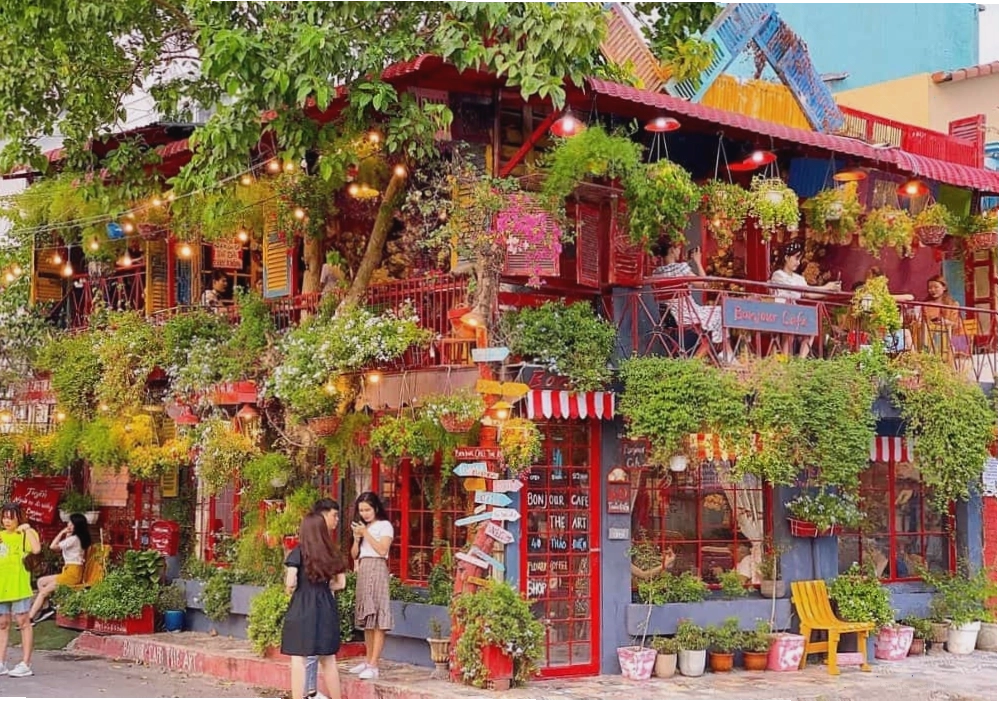 Vẻ ngoài đậm chất Pháp của Bonjour Cafe The Art với sắc hoa rực rỡ