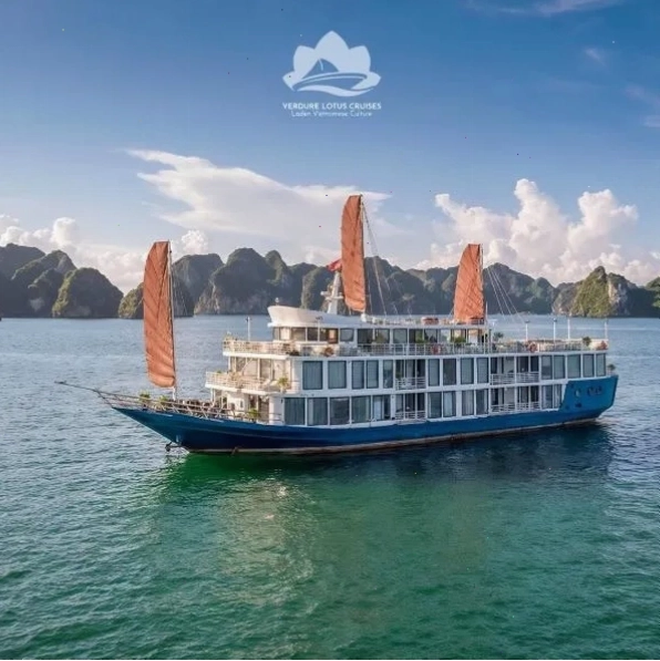Verdure Lotus Classic Cruise với bãi biển riêng và khu vườn xanh mát