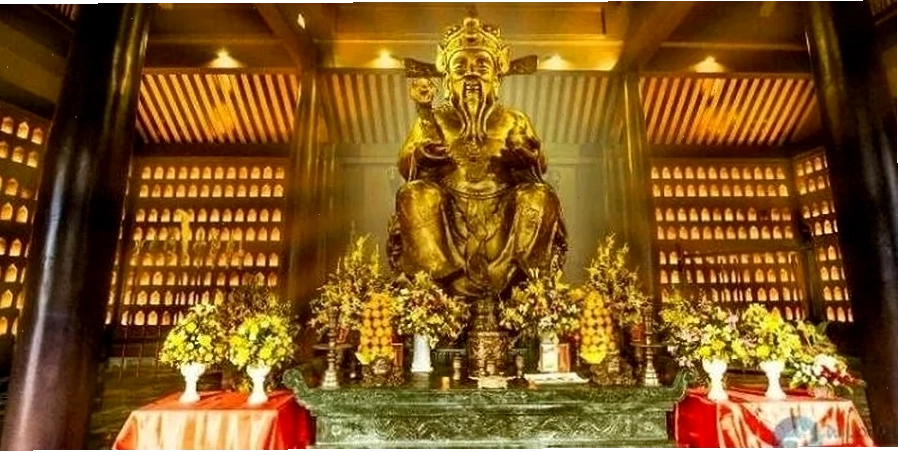 Viếng Đền Thần Tài cầu may mắn và tài lộc
