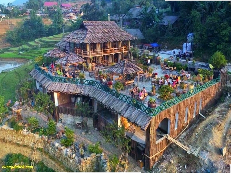 View ban công phòng khách sạn nhìn ra núi
