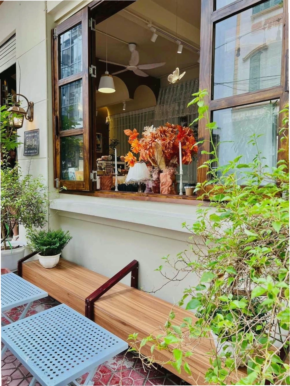 View ban công Thom Cau Coffee nhìn ra đường phố về đêm