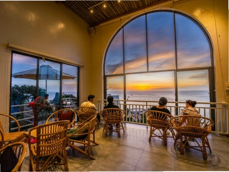 View biển lãng mạn tại Lightroom Coffee Studio khi hoàng hôn buông xuống