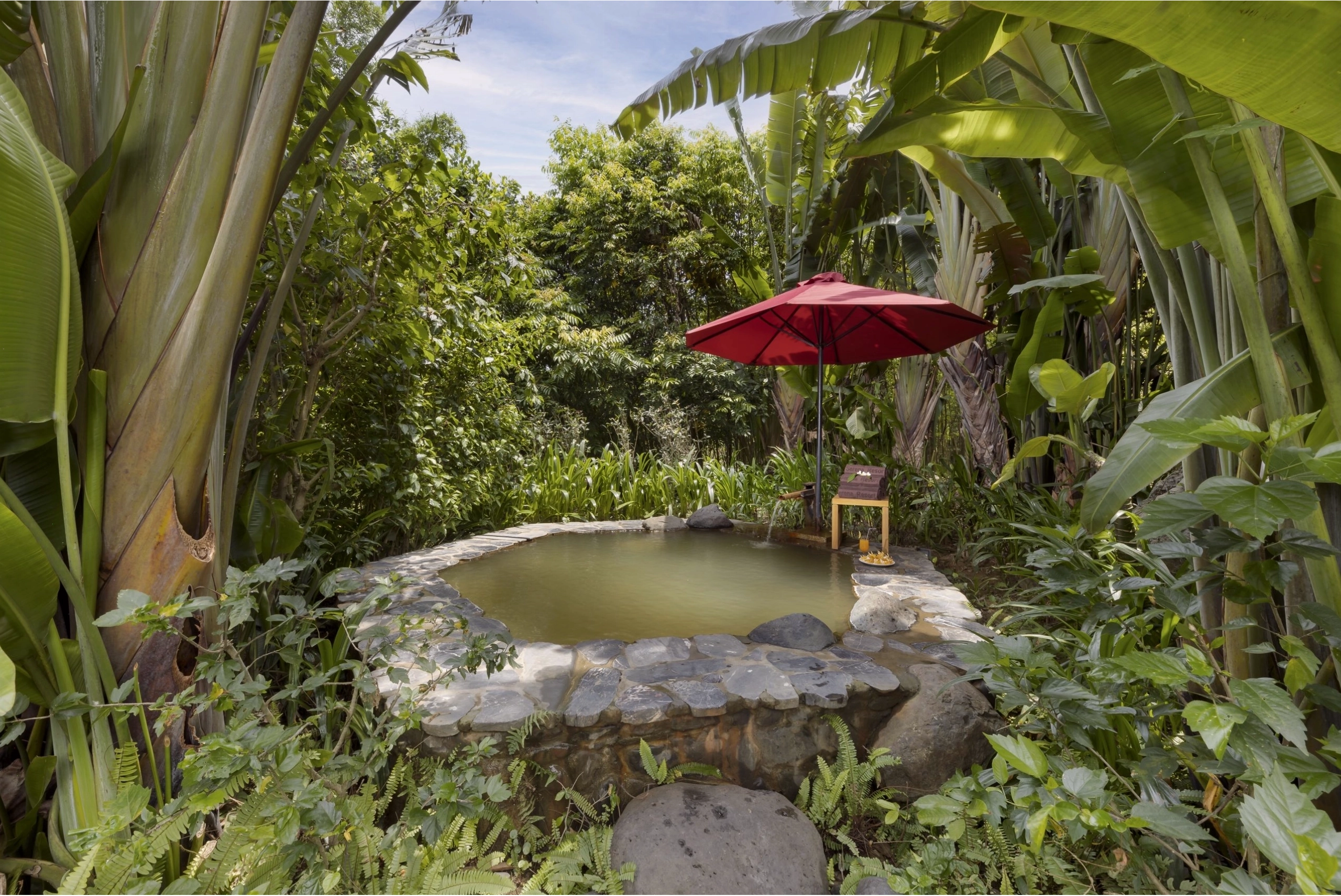 View hồ và núi từ VResort Kim Bôi