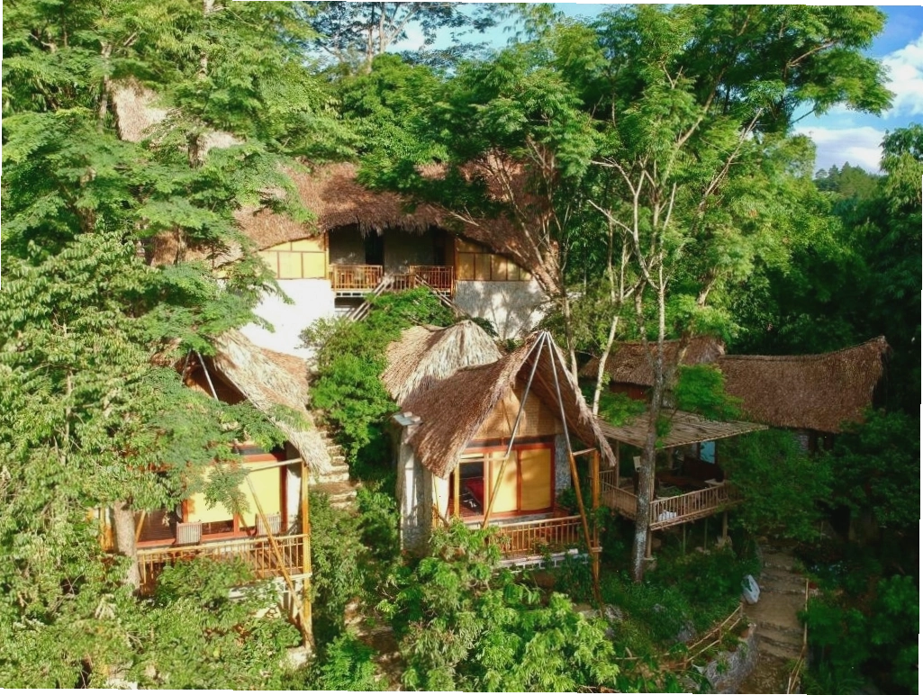 View nhìn ra đồi núi từ ban công villa Mộc Châu