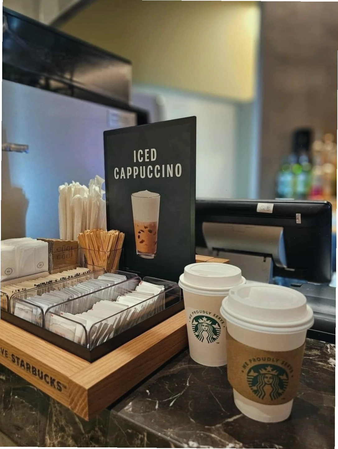 View nhìn ra đường phố từ Starbucks Cần Thơ