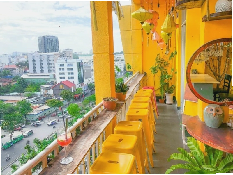 View nhìn ra ngoài từ ban công Nhà Chung Cafe