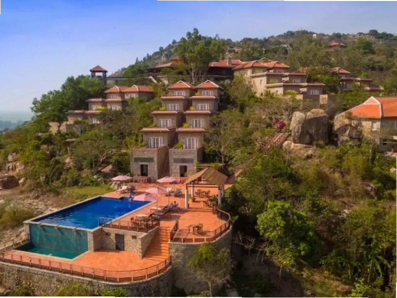 View nhìn ra ruộng lúa từ phòng nghỉ tại Victoria Núi Sam Lodge