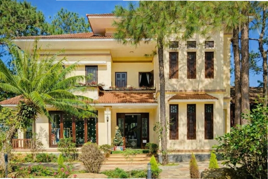 View nhìn từ bên ngoài của Henisi Homestay Măng Đen vào ban ngày