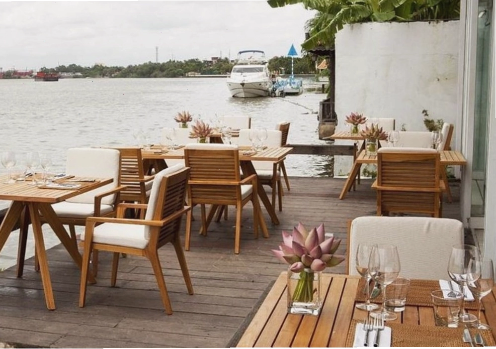View sông lãng mạn và thoáng mát của The Deck Saigon