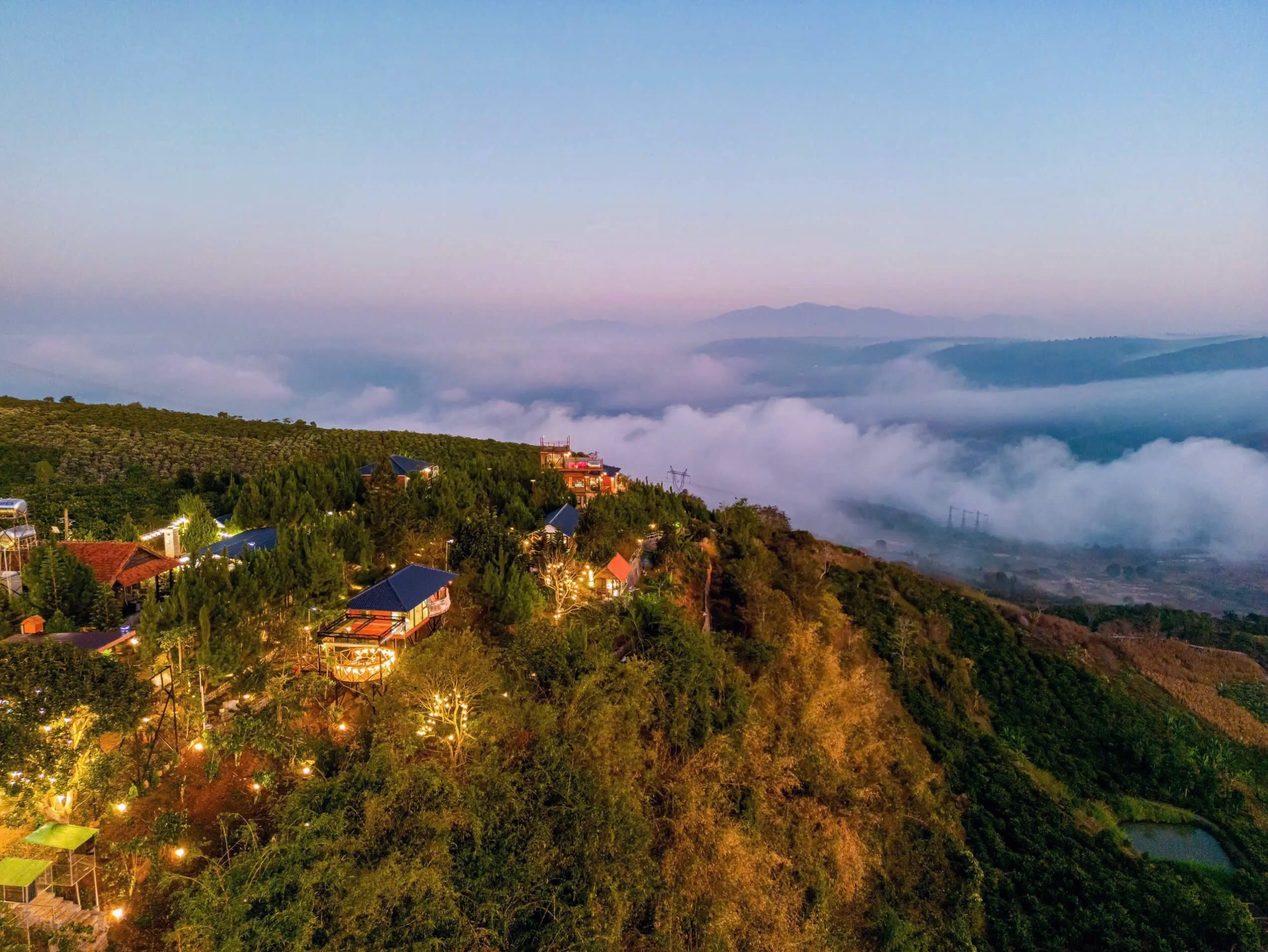 View sông núi hùng vĩ từ homestay săn mây Đà Lạt