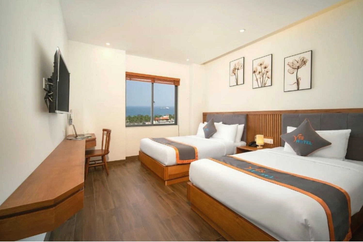 View thành phố về đêm từ Yes Hotel
