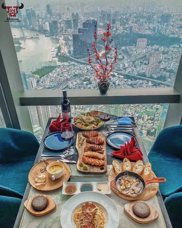 View từ EON 51 Restaurant & Lounge nhìn xuống thành phố