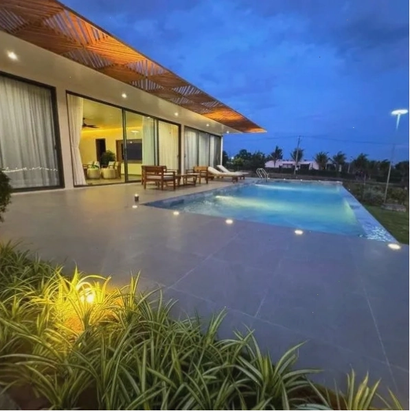 Villa Amanda Mũi Né với hồ bơi riêng và ban công nhìn ra biển