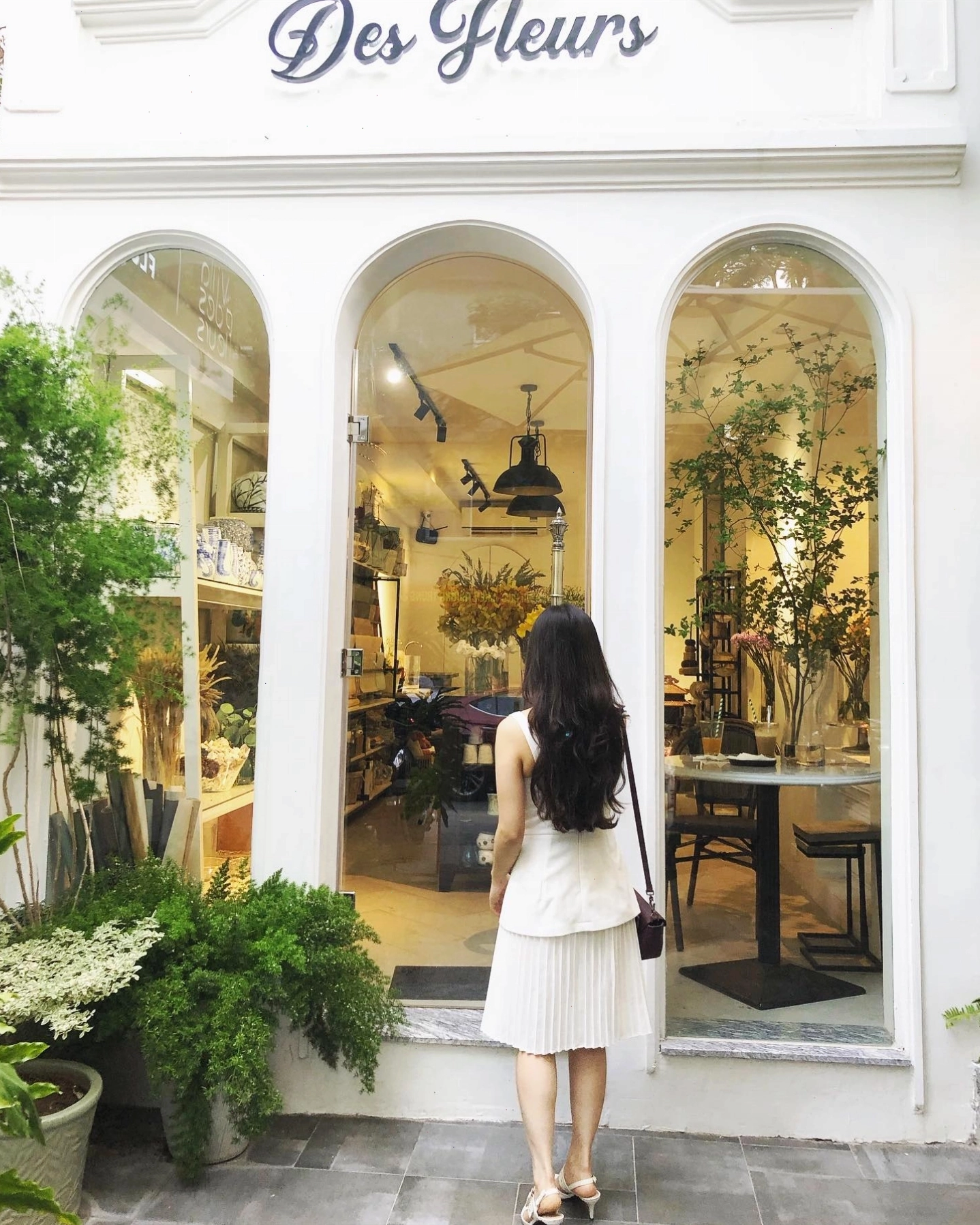 Villa des Fleurs với kiến trúc biệt thự cổ điển và sân vườn xanh mát