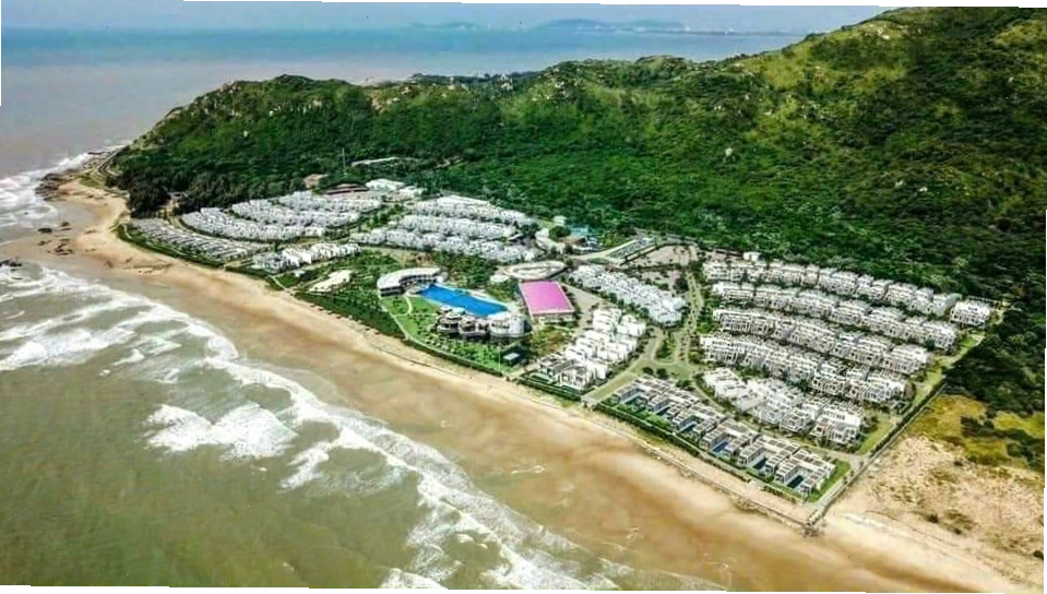 Villa Long Hải có bãi biển riêng an ninh, là lựa chọn lý tưởng cho kỳ nghỉ dưỡng