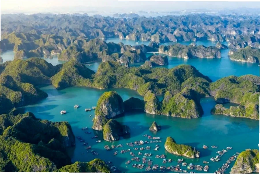 Vịnh Hạ Long là địa điểm du lịch miền Bắc 1 ngày với nhiều hang động kỳ vĩ và cảnh quan thiên nhiên ấn tượng
